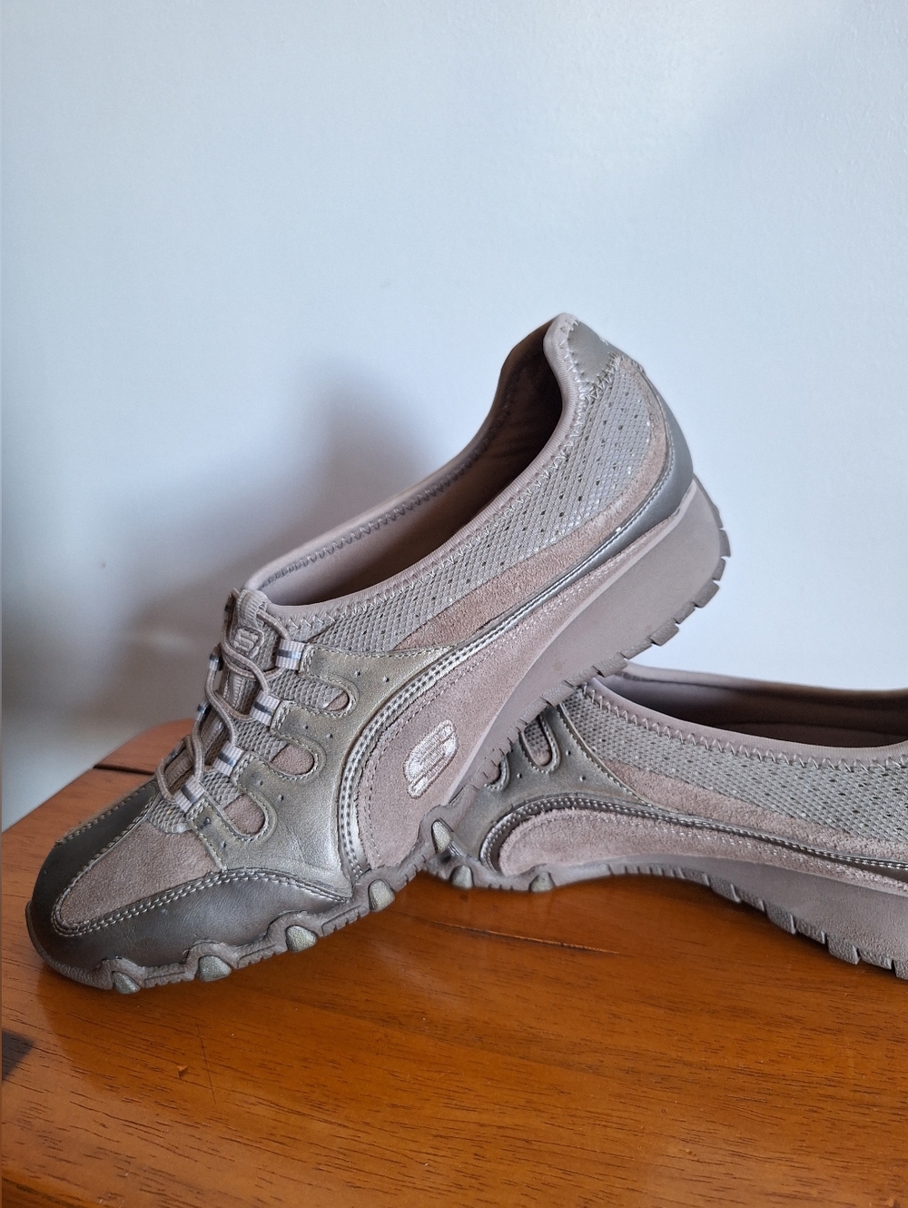 SKECHERS Sassies Ella Sneakers Womens 8 Bikers /Relaxed Leather Slip On TAUPE